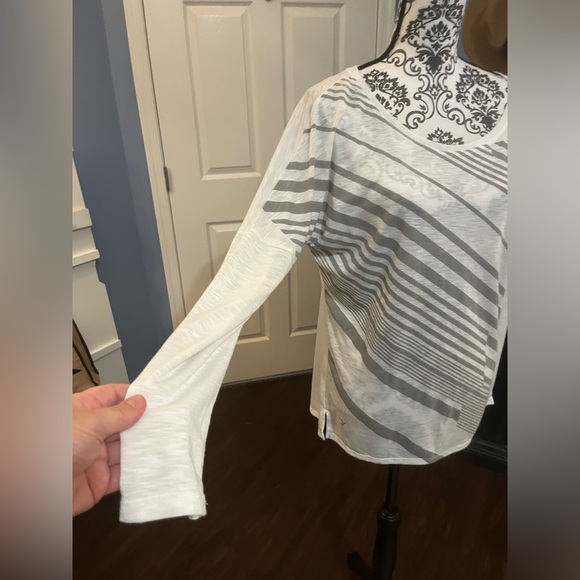 Old Navy Active size medium top - Picture 5 of 8
